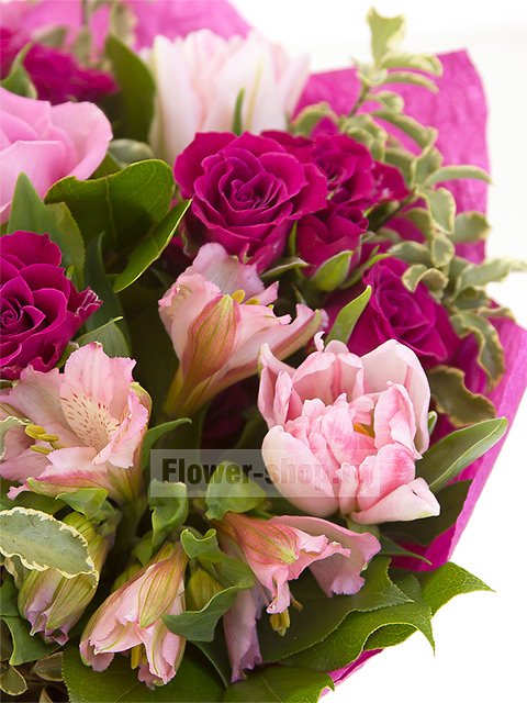 Букет из роз, тюльпанов и альстромерии «Клафути»