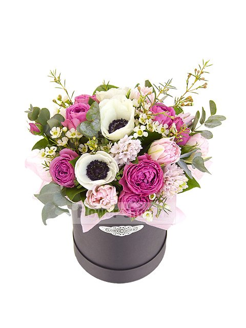 Букет с гиацинтами, розами и анемонами в шляпной коробке «Любимица»