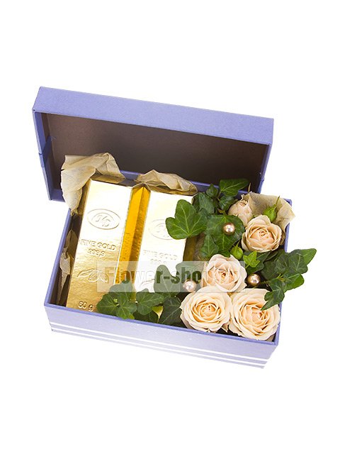 Композиция с розами и шоколадом в коробке «Золотце»