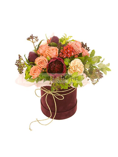 Букет из пионов, роз и гвоздик в шляпной коробке «Каберне»