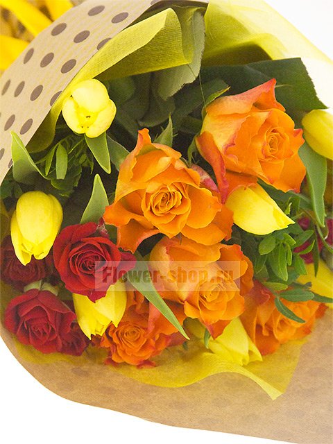 Букет из ярких роз и тюльпанов «Твист»