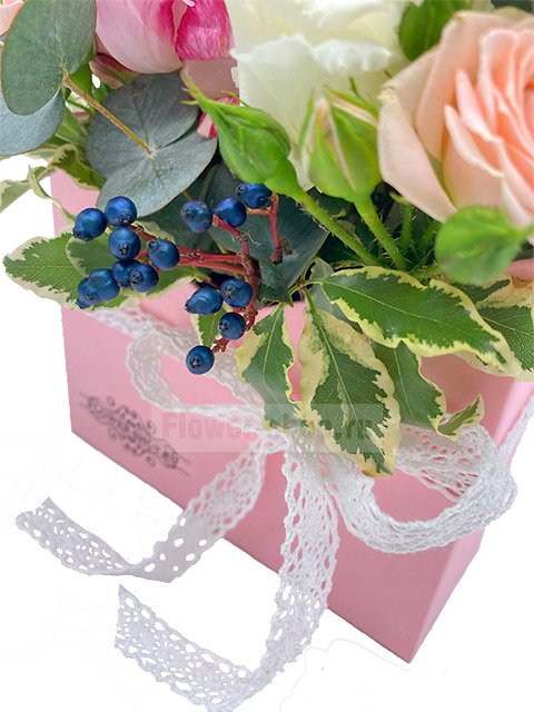 Цветочная композиция из пиона, роз и лизиантусов в конверте «Заветное послание»