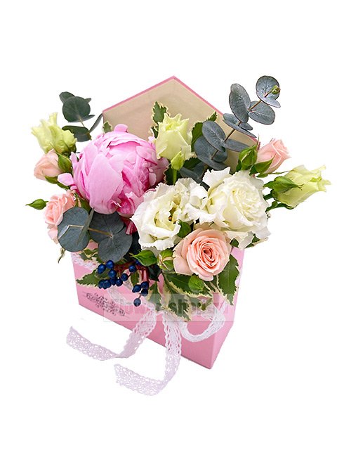 Цветочная композиция из пиона, роз и лизиантусов в конверте «Заветное послание»