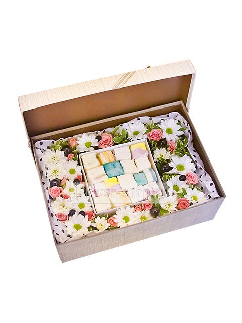 Композиция из хризантем и роз в коробке «Вкусный гостинец»