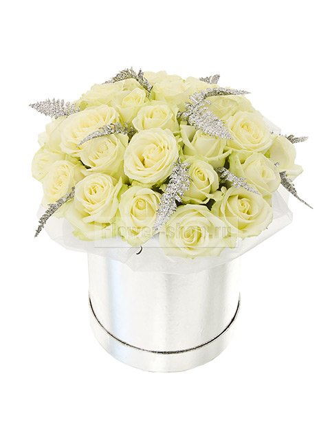 Букет из белых роз в шляпной коробке «Серебристый иней»