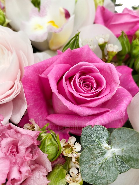 Корзина из роз, ранункулюсов, лизиантусов и орхидей «Воздушность»