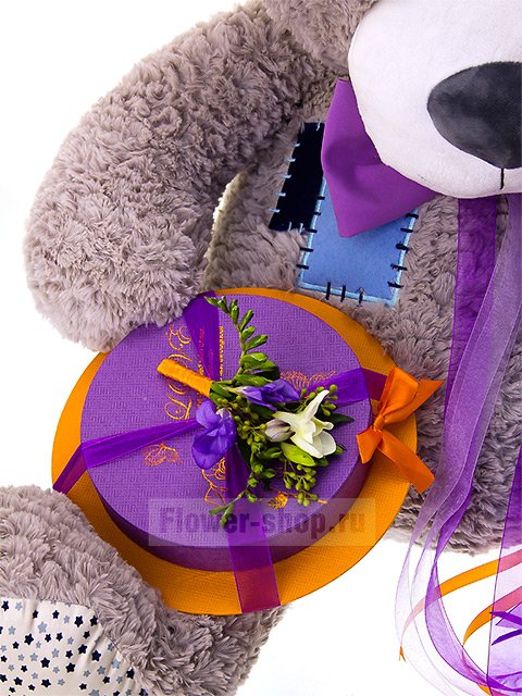 Композиция с мягкой игрушкой и цветами «Мишкины подарки»