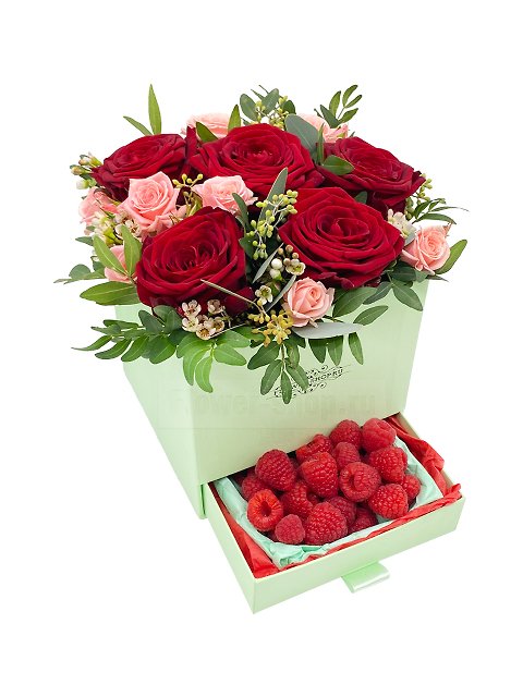 Композиция с ягодами в коробке «Розы и малина»