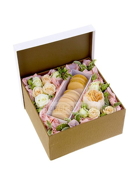 Композиция с розами и макарони в коробке «Кремю»