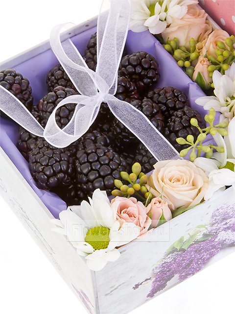 Композиция из цветов и ягод в коробке «Спелая ежевика»