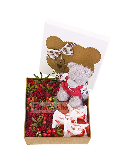 Композиция в коробке из роз с мягкой игрушкой «Мишкина любовь»