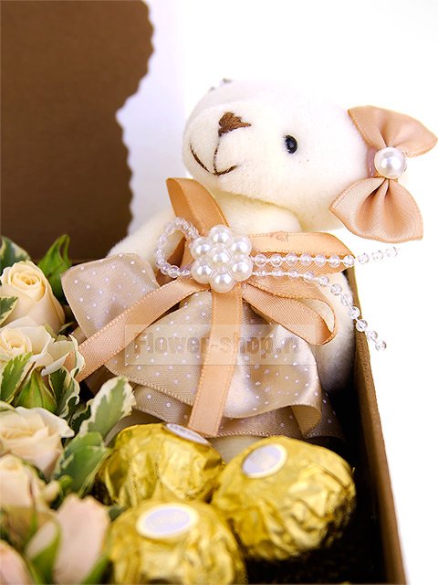 Композиция в коробке из роз с мягкой игрушкой «Мишенька»