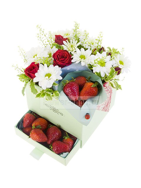 Композиция с цветами и ягодами «Посредине лета»