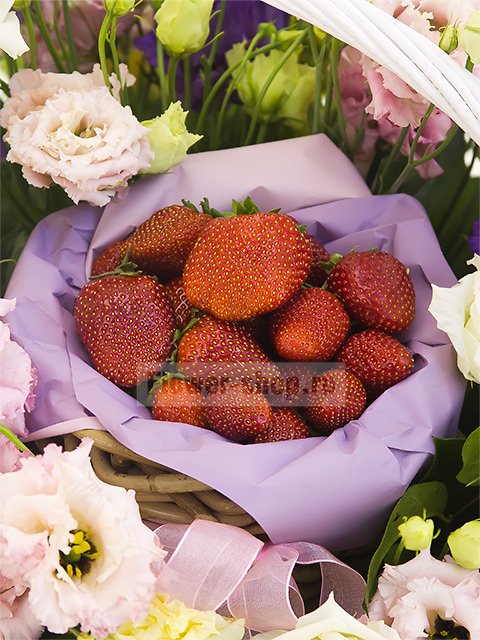 Корзина с эустомами и ягодами «Клубничная изюминка»
