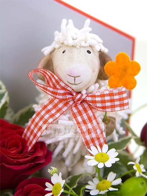 Композиция из роз и ромашек «Милая овечка»