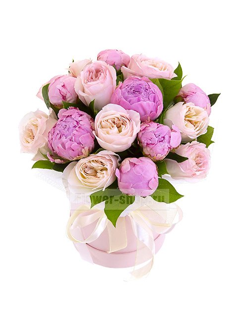 Букет из пионов и садовых роз в шляпной коробке «На рассвете чувств»