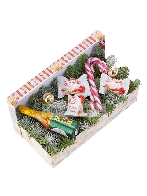 Новогодняя композиция с еловыми ветками в коробке «Зима и сладости»