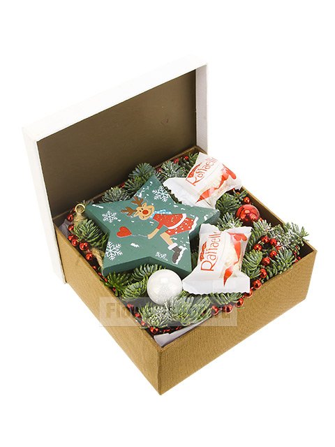 Новогодняя композиция с еловыми ветками в коробке «Первый день зимы»