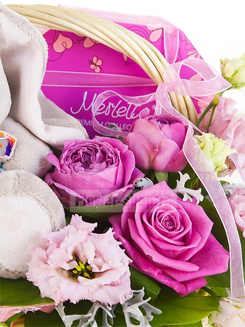 Корзина из роз и лизиантусов с мягкой игрушкой «Милота»