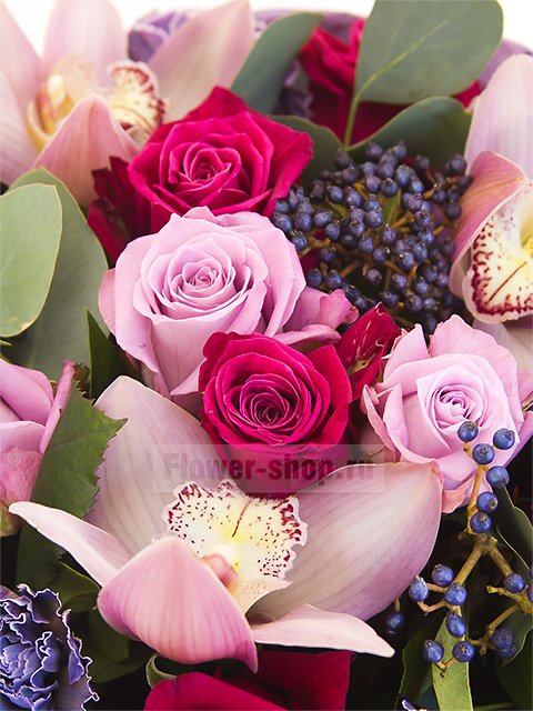 Букет из роз, гвоздик и орхидеи «Догадка»