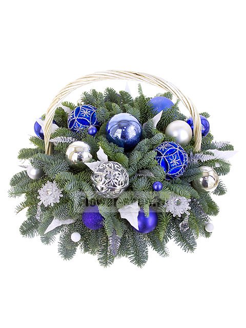 Новогодняя корзина с еловыми ветками «Голубоглазая зима»