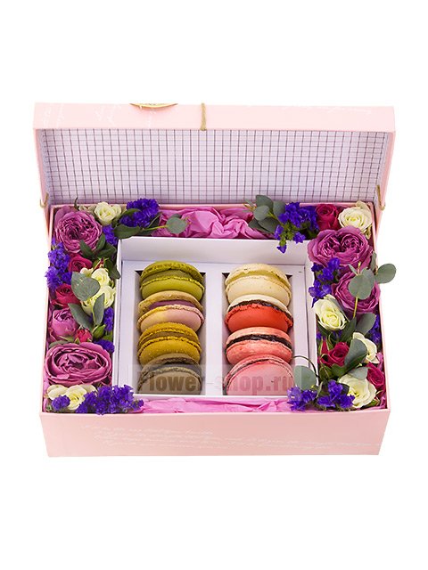 Композиция из кустовых роз с макарони в коробке «Минуты сладости»