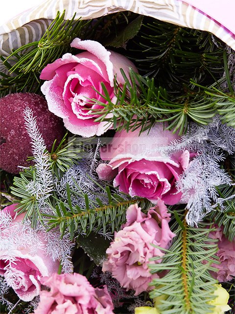 Букет из заснеженных роз и еловых веток «Зимняя эстафета»