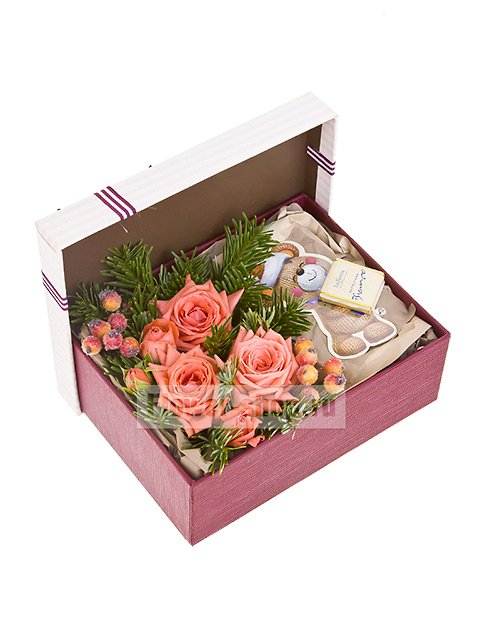 Композиция кустовых роз и еловых веток в коробке «Лесной почтальон»