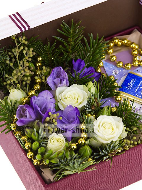 Композиция из кустовых роз и фрезий в коробке «Зимняя звездочка»