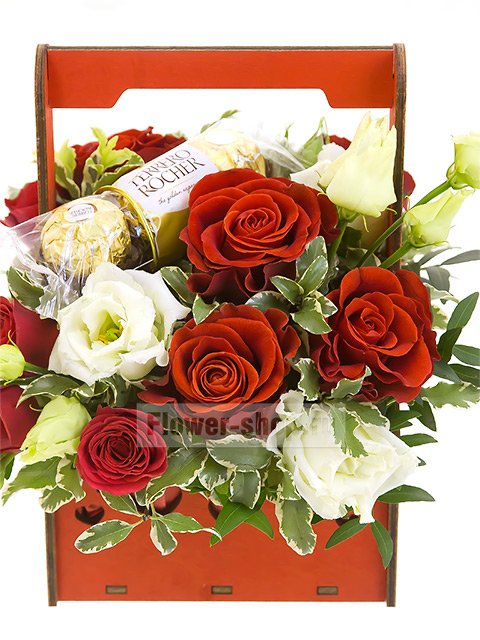 Композиция из роз и лизиантуса в деревянной коробке «Сладкая конфетка»