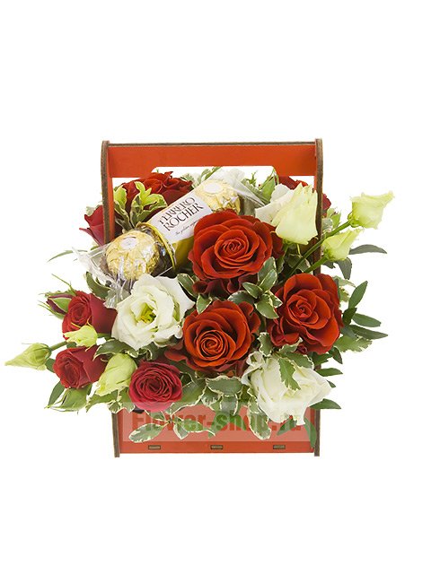 Композиция из роз и лизиантуса в деревянной коробке «Сладкая конфетка»