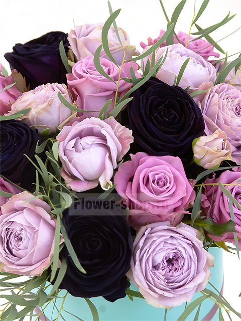 Букет из разноцветных роз в шляпной коробке «Минерва»