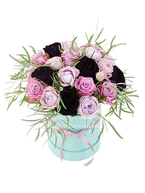 Букет из разноцветных роз в шляпной коробке «Минерва»
