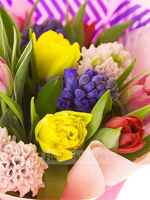 Букет из разноцветных тюльпанов и гиацинта «Ярмарки краски»