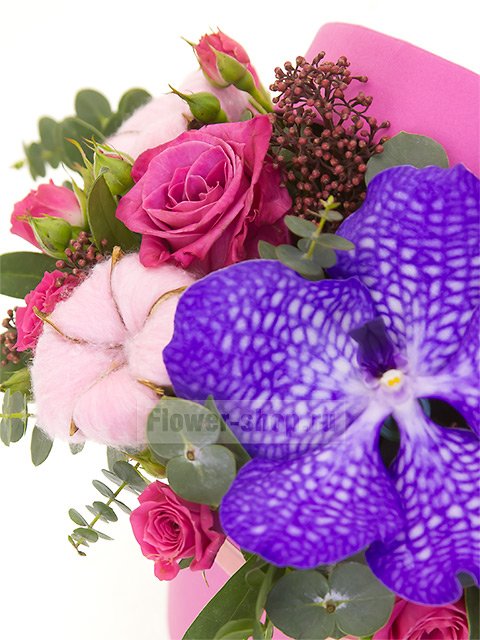 Композиция из кустовых роз и орхидеи в шляпной коробке «Шарлиз»