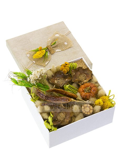 Композиция в коробке из сухоцветов «Осенняя кладовая»
