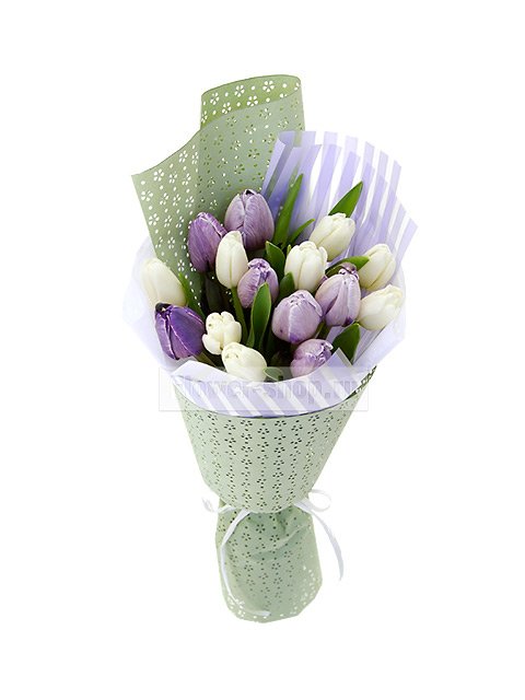 Букет из 15 разноцветных тюльпанов «Очарование»