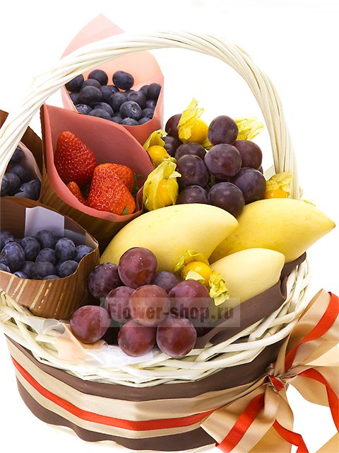 Корзина с манго и ягодами «Фруктиссимо»