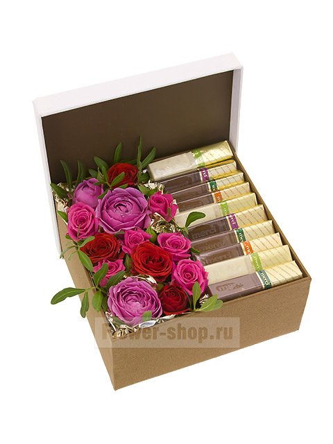 Композиция из роз с шоколадом в коробке «Цветочный аккорд»