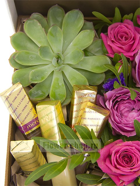 Композиция в коробке из кустовых роз и шоколада «Цветы и шоколад»