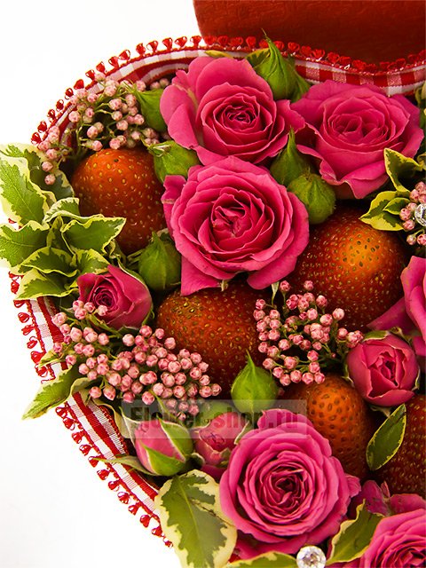Композиция в коробке из кустовых роз и ягод «Клубничная любовь»