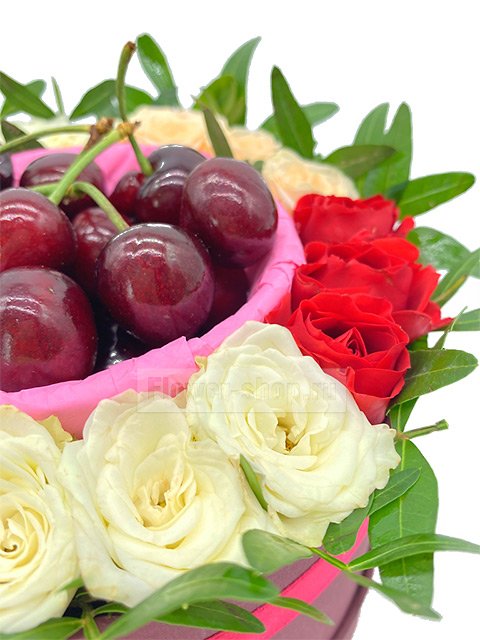 Композиция в шляпной коробке из роз и ягод «Черри»