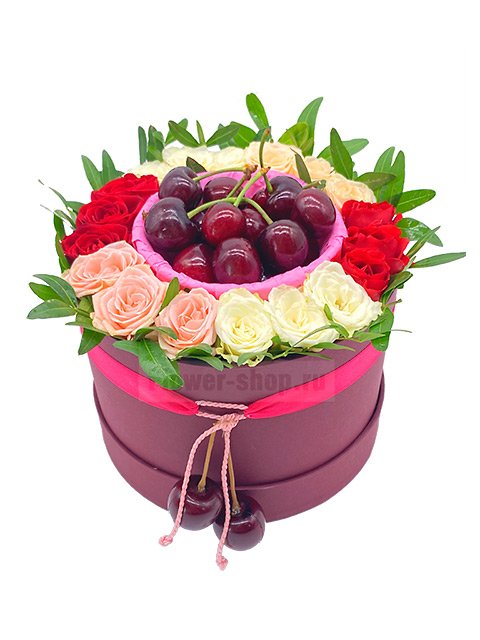 Композиция в шляпной коробке из роз и ягод «Черри»