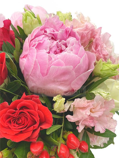 Композиция из роз, пионов и лизиантуса в шляпной коробке «Цветочный градиент»