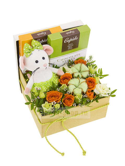 Композиция в коробке из роз и шоколада с мягкой игрушкой «Сладкая мышка»