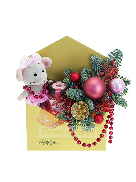 Новогодняя композиция с еловыми ветками и мягкой игрушкой «Год Крысы»