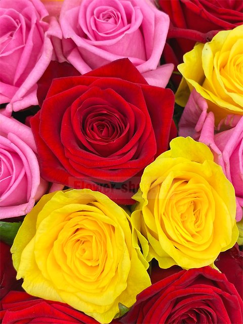 Разноцветный микс из роз в коробке