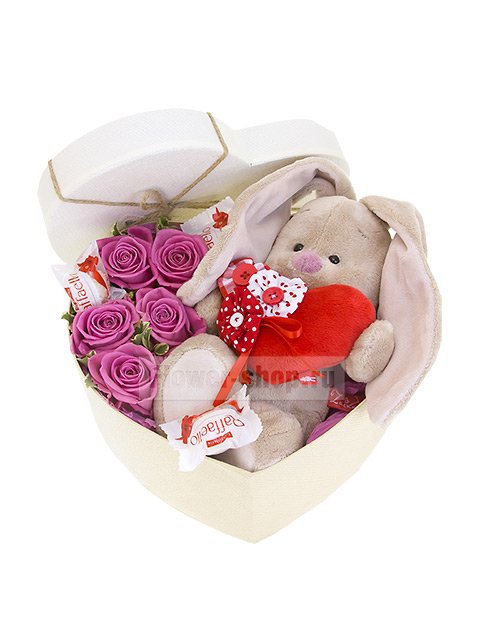 Композиция в коробке из роз с мягкой игрушкой «Сердце для зайки»