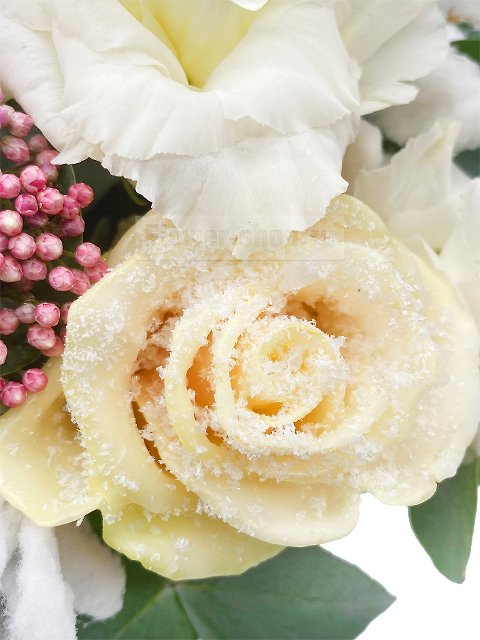 Зимняя композиция в шляпной коробке из роз и лизиантусов «Морозный сад»