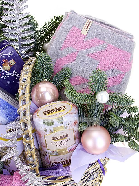 Подарочная корзина с еловыми ветками и сладостями «Гламурный Новый год»